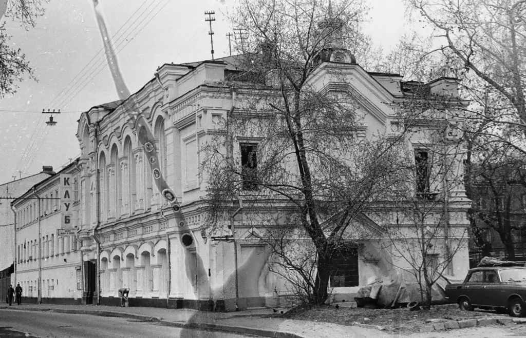 Бауманская — и снова Бауманская: где черный-черный дом  фото