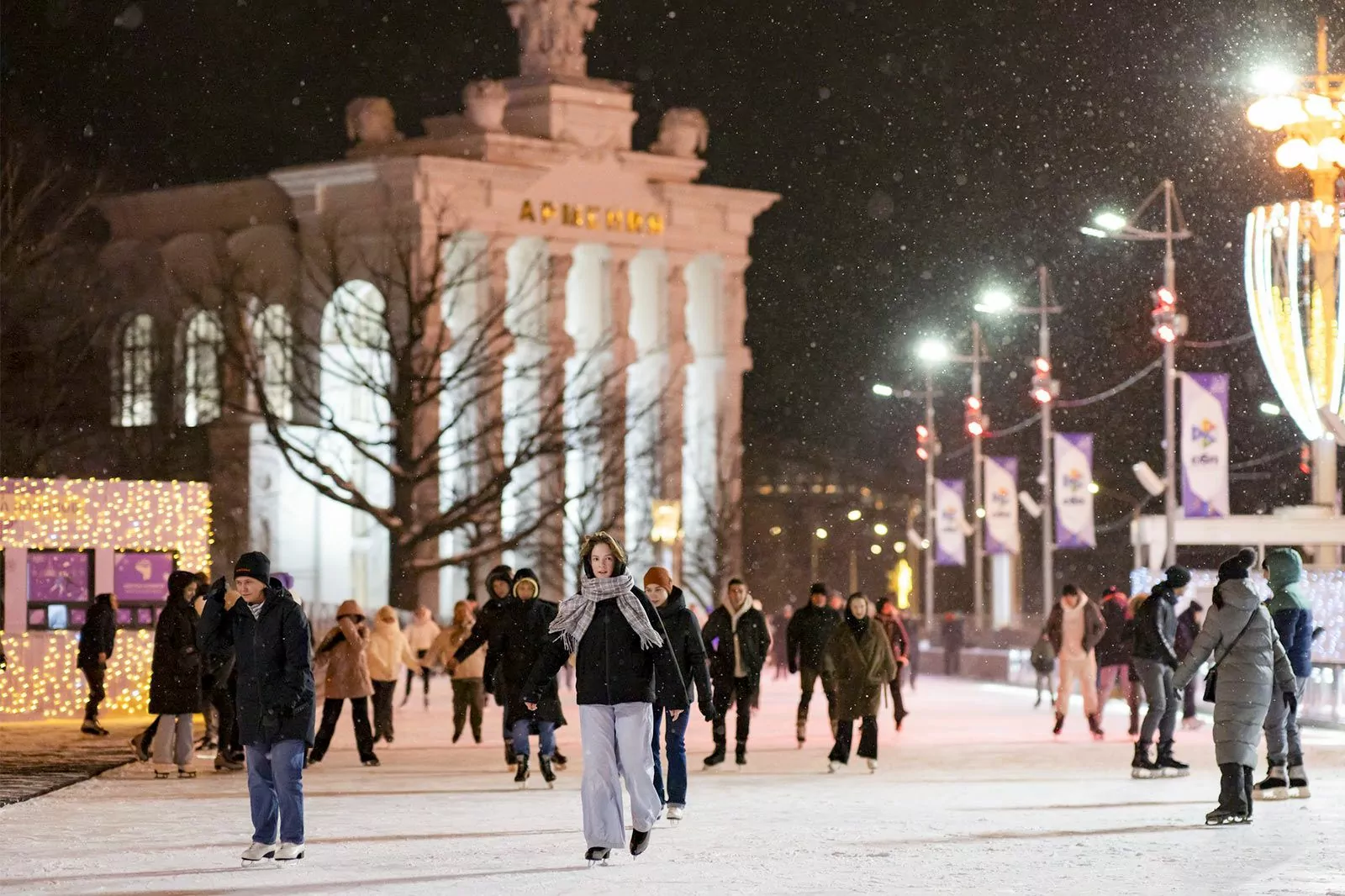 Самый большой каток Москвы за сезон посетили около полумиллиона человек, фото