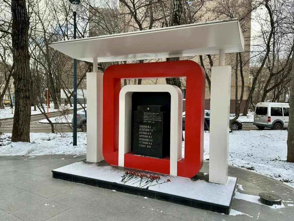 Савеловская &mdash; Аэропорт: второй Петр I у парковки-выставки  фото