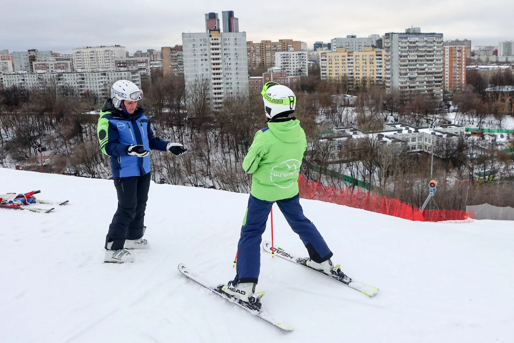 Теплая зима не стала помехой горнолыжникам Москвы, фото