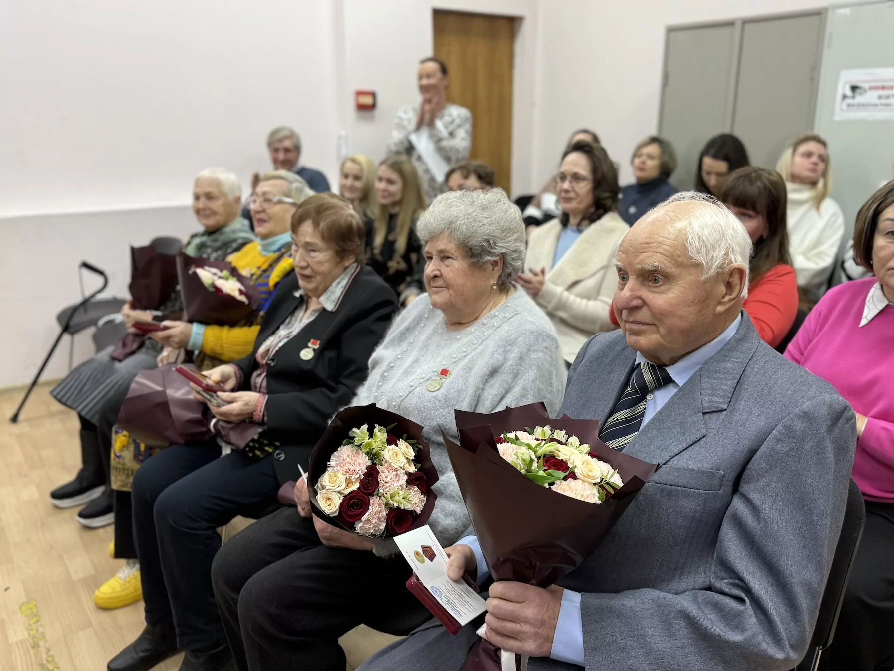 В Зюзино ветеранов наградили юбилейными медалями к 80-летию Победы, фото