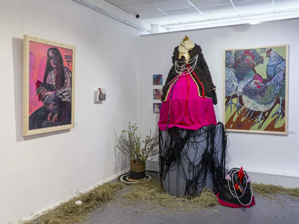 Спектакль о лишнем человеке, выставка &laquo;Курятник&raquo; и ресторан сезонных морепродуктов &mdash; куда пойти после работы  фото