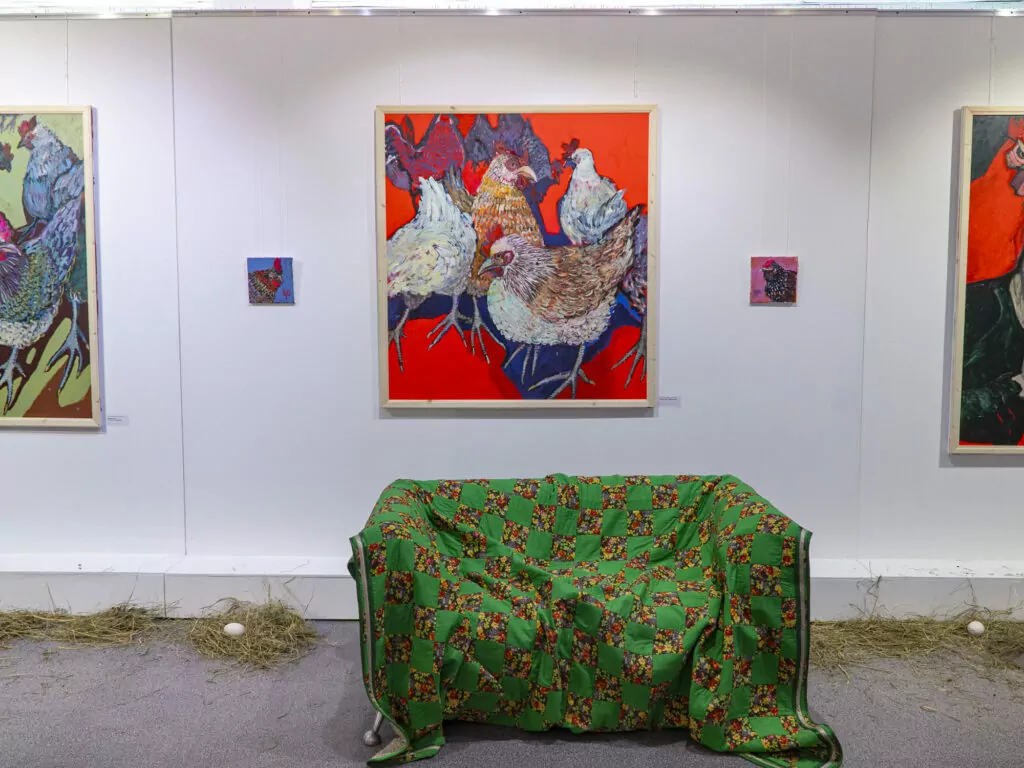 Спектакль о лишнем человеке, выставка &laquo;Курятник&raquo; и ресторан сезонных морепродуктов &mdash; куда пойти после работы  фото