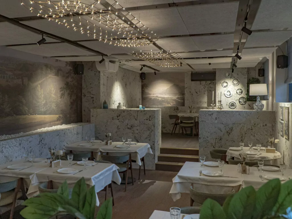 Спектакль о лишнем человеке, выставка &laquo;Курятник&raquo; и ресторан сезонных морепродуктов &mdash; куда пойти после работы  фото