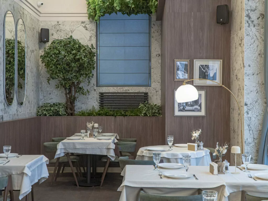 Спектакль о лишнем человеке, выставка &laquo;Курятник&raquo; и ресторан сезонных морепродуктов &mdash; куда пойти после работы  фото