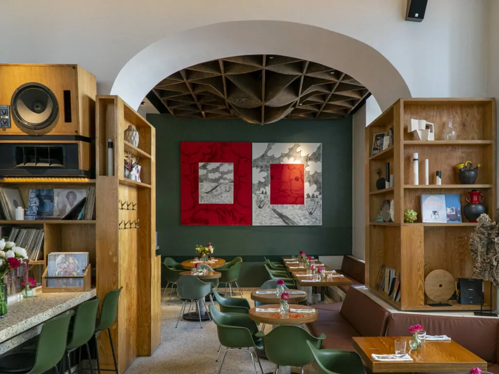 Гонг-медитация, неканоничное искусство и фланирование &mdash; куда пойти после работы  фото