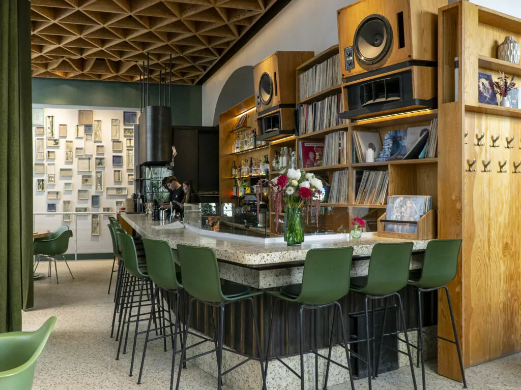 Гонг-медитация, неканоничное искусство и фланирование &mdash; куда пойти после работы  фото