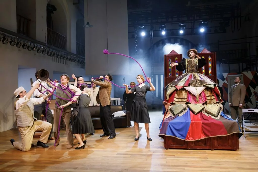 Спектакль о лишнем человеке, выставка &laquo;Курятник&raquo; и ресторан сезонных морепродуктов &mdash; куда пойти после работы  фото