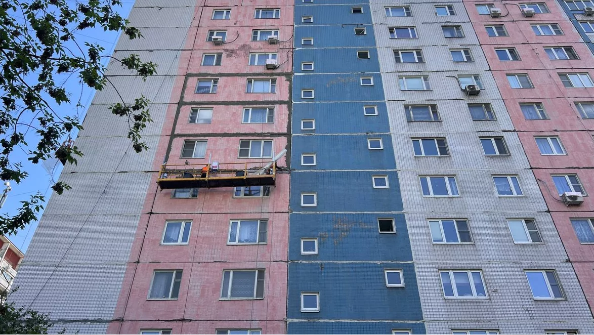 Многоквартирные дома в Отрадном утеплят к зиме, фото