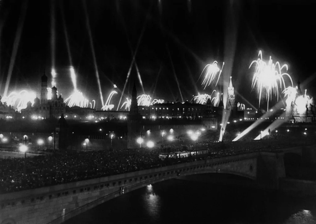 Яркий праздник в темном небе: как появились первые московские праздничные салюты и фейерверки  фото