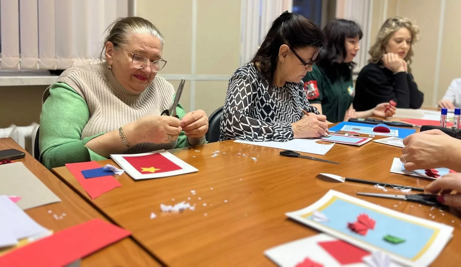 Мастер-класс по созданию праздничных открыток ко Дню России пройдет в Пресненском районе, фото