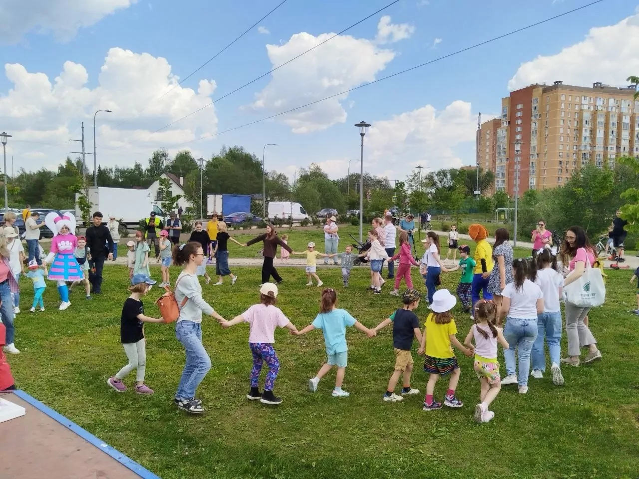 Соседский праздник с аниматорами и танцами пройдет в Щербинке, фото
