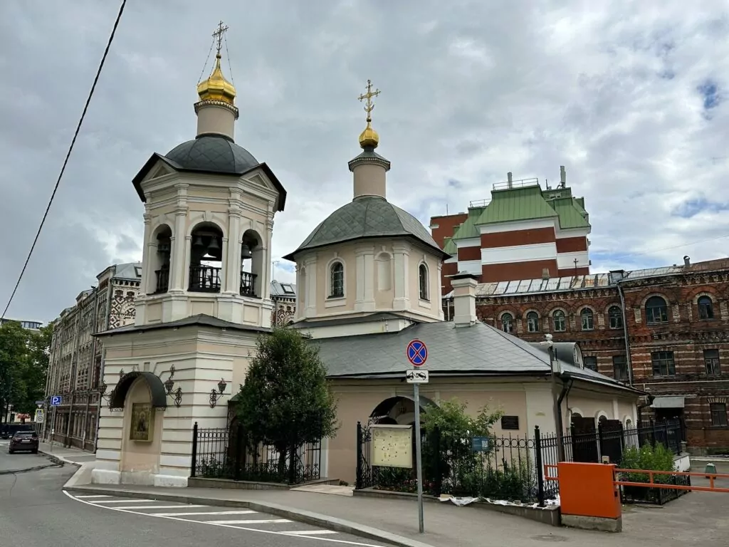 Кузнецкий Мост — Пушкинская: оливье с пирожками  фото