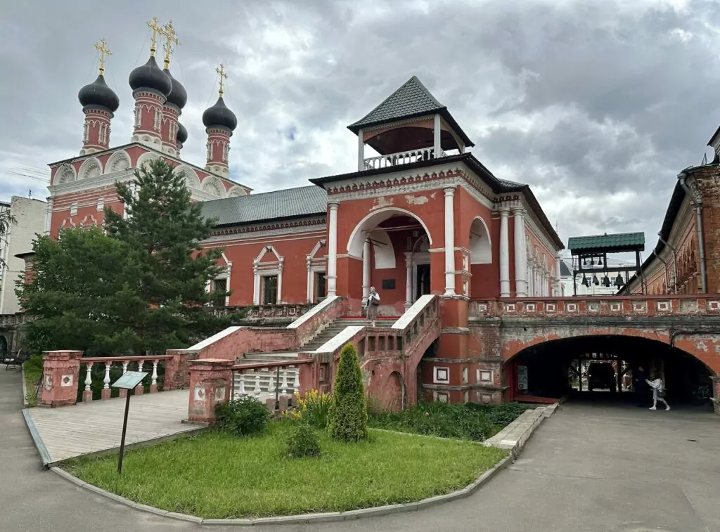 Кузнецкий Мост — Пушкинская: оливье с пирожками  фото
