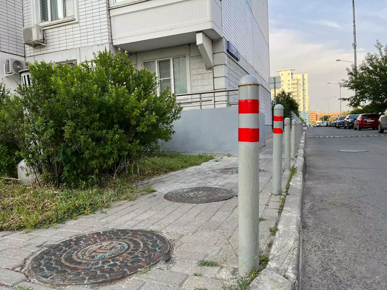 В районе Новогиреево заменили скамейки и ограждения, фото