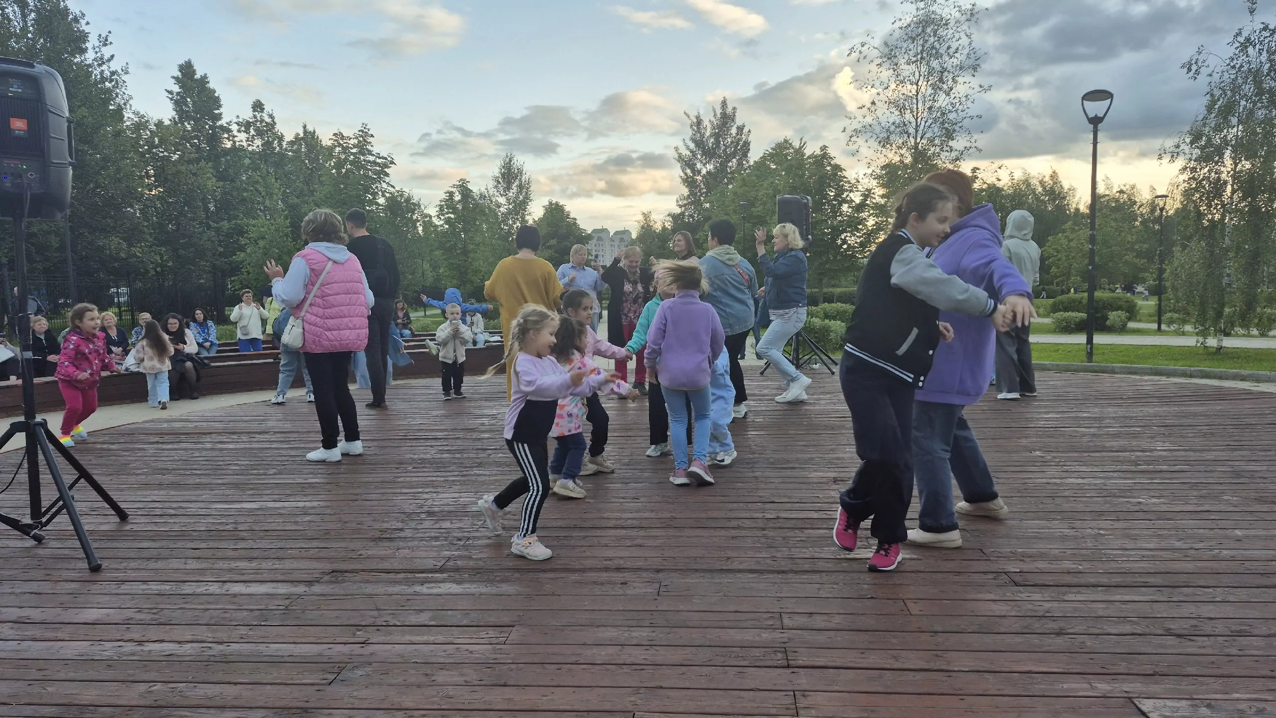 Ретродискотека, мастер-классы по танцам и конкурсы пройдут в Южном Бутово, фото