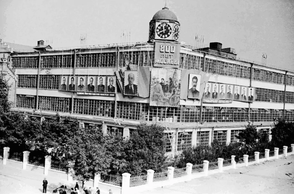 Марксистская &mdash; Пролетарская: &laquo;Воронцы&raquo;, &laquo;полуторка&raquo; и &laquo;рабочий с мобильником&raquo;  фото