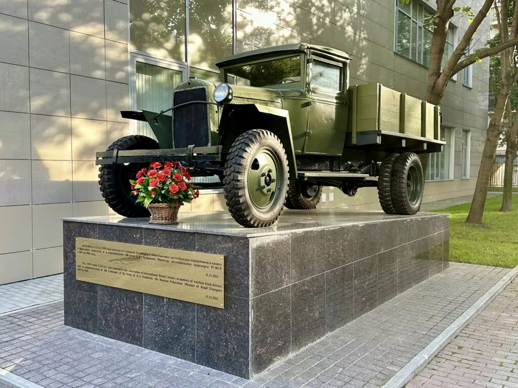 Марксистская &mdash; Пролетарская: &laquo;Воронцы&raquo;, &laquo;полуторка&raquo; и &laquo;рабочий с мобильником&raquo;  фото