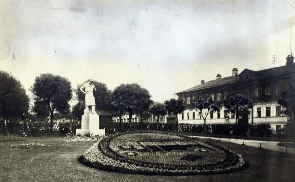 Марксистская &mdash; Пролетарская: &laquo;Воронцы&raquo;, &laquo;полуторка&raquo; и &laquo;рабочий с мобильником&raquo;  фото