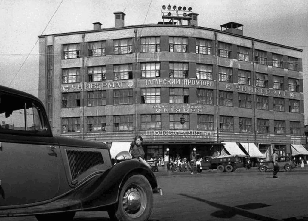 Марксистская &mdash; Пролетарская: &laquo;Воронцы&raquo;, &laquo;полуторка&raquo; и &laquo;рабочий с мобильником&raquo;  фото