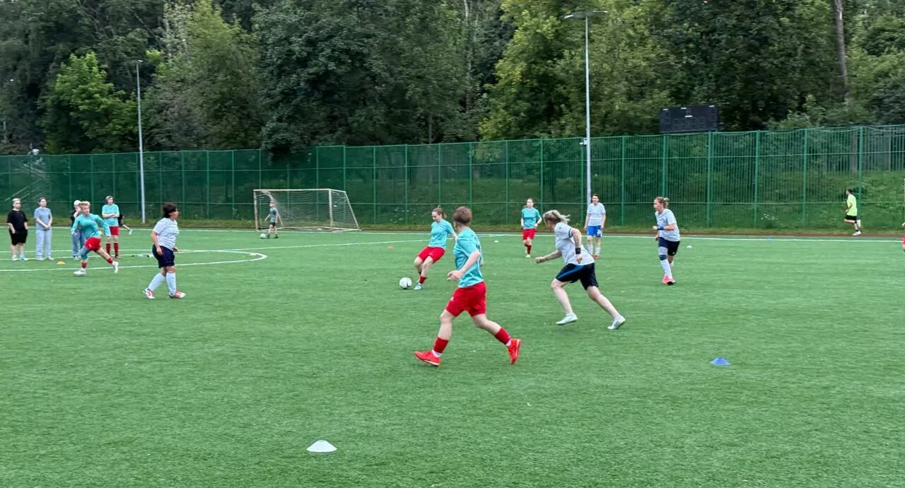 «Тише, Танечка» против «Крыльев»: женские футбольные команды сыграют в Черемушках, фото