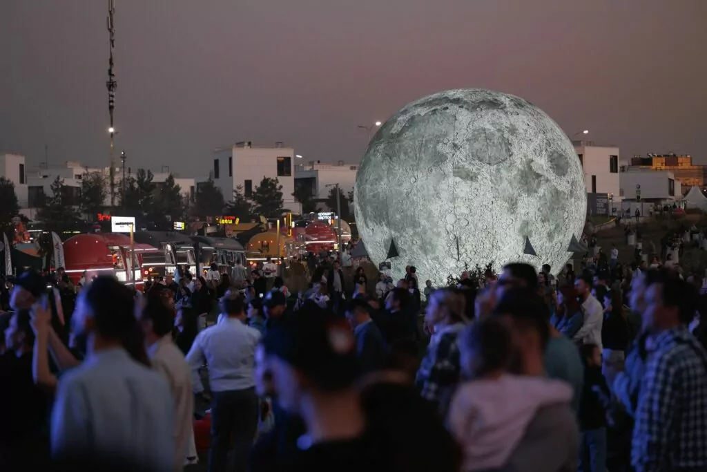 Единственный в мире: москвичей приглашают на территорию электронной музыки «Портал 2030–2050» Единственный в мире: москвичей приглашают на территорию электронной музыки «Портал 2030–2050» фото