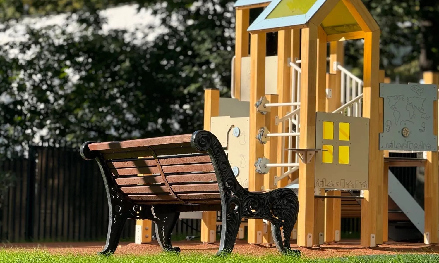 Около 70 новых скамеек появилось в Хамовниках по итогам сезона благоустройства, фото