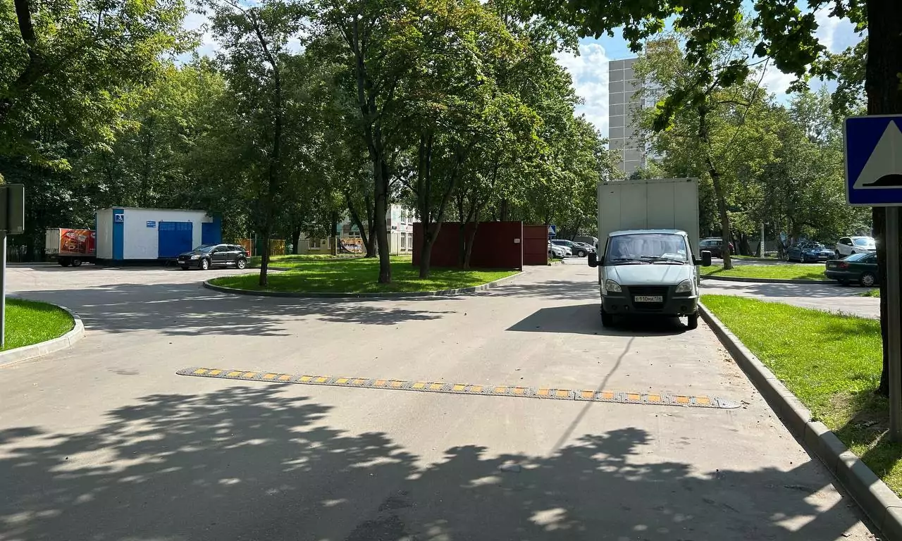 Искусственные неровности установили во дворах Бирюлево Западного для безопасности пешеходов, фото