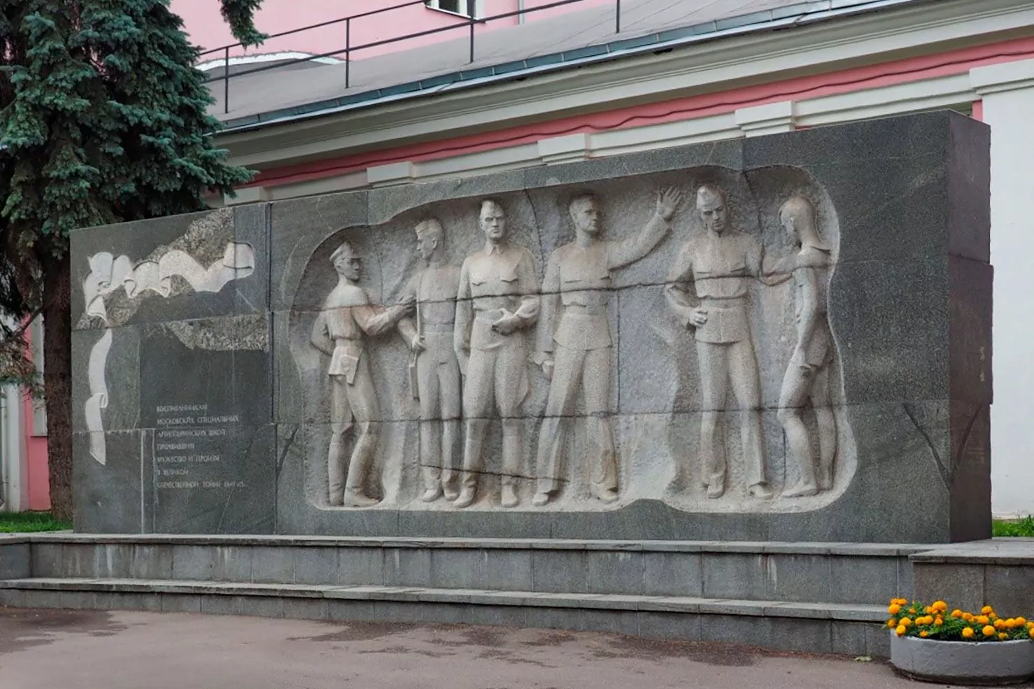 Памятник в Хамовниках восстановят до конца сентября, фото