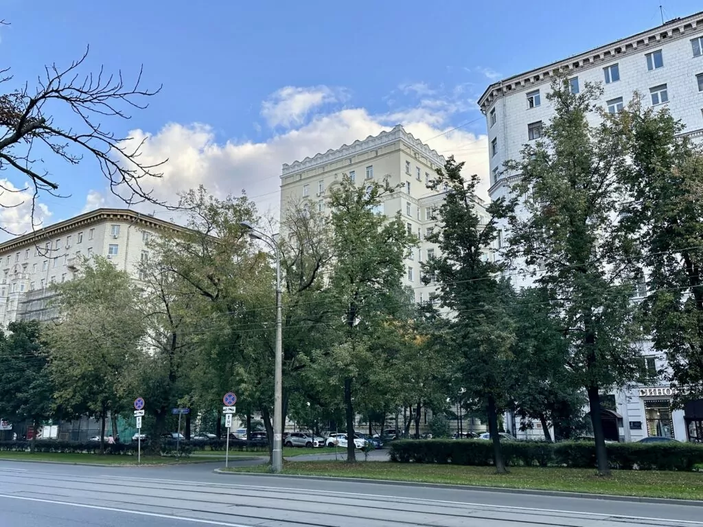 Семеновская — Партизанская: кролик с часами у владимирских Золотых ворот Семеновская — Партизанская: кролик с часами у владимирских Золотых ворот фото