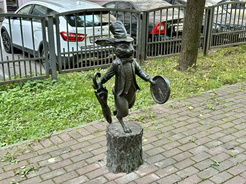 Семеновская — Партизанская: кролик с часами у владимирских Золотых ворот Семеновская — Партизанская: кролик с часами у владимирских Золотых ворот фото