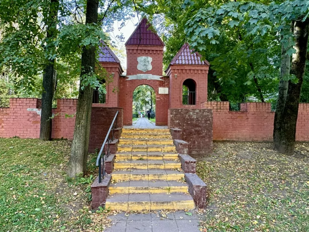 Семеновская — Партизанская: кролик с часами у владимирских Золотых ворот Семеновская — Партизанская: кролик с часами у владимирских Золотых ворот фото