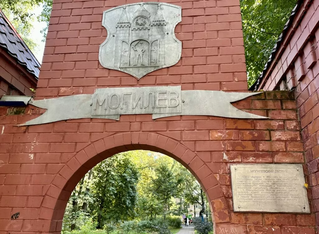 Семеновская — Партизанская: кролик с часами у владимирских Золотых ворот Семеновская — Партизанская: кролик с часами у владимирских Золотых ворот фото