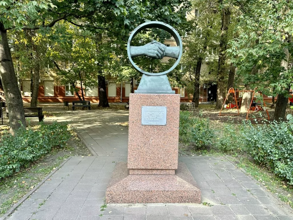 Семеновская — Партизанская: кролик с часами у владимирских Золотых ворот Семеновская — Партизанская: кролик с часами у владимирских Золотых ворот фото