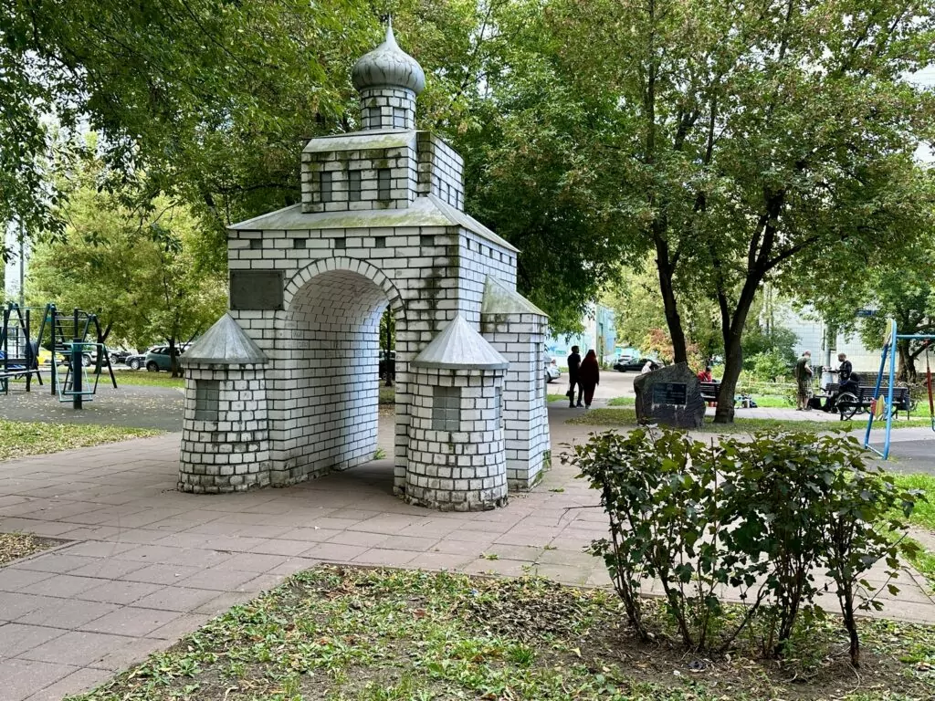 Семеновская — Партизанская: кролик с часами у владимирских Золотых ворот Семеновская — Партизанская: кролик с часами у владимирских Золотых ворот фото