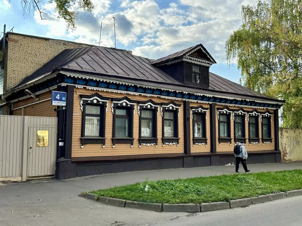 Семеновская — Партизанская: кролик с часами у владимирских Золотых ворот Семеновская — Партизанская: кролик с часами у владимирских Золотых ворот фото