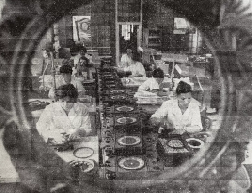 Семеновская — Партизанская: кролик с часами у владимирских Золотых ворот Семеновская — Партизанская: кролик с часами у владимирских Золотых ворот фото