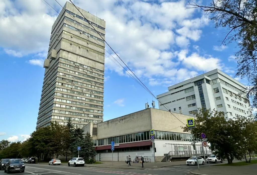 Семеновская — Партизанская: кролик с часами у владимирских Золотых ворот Семеновская — Партизанская: кролик с часами у владимирских Золотых ворот фото