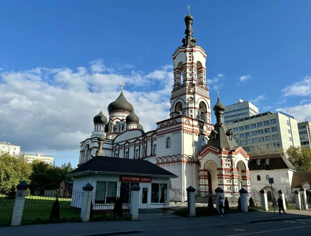 Семеновская — Партизанская: кролик с часами у владимирских Золотых ворот Семеновская — Партизанская: кролик с часами у владимирских Золотых ворот фото