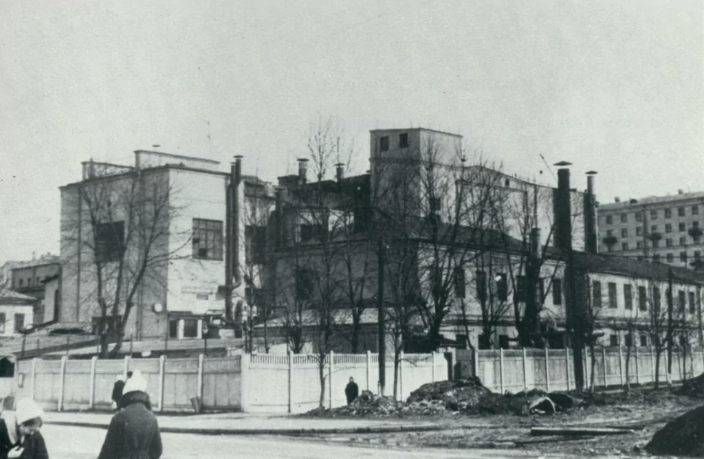 Семеновская — Партизанская: кролик с часами у владимирских Золотых ворот Семеновская — Партизанская: кролик с часами у владимирских Золотых ворот фото