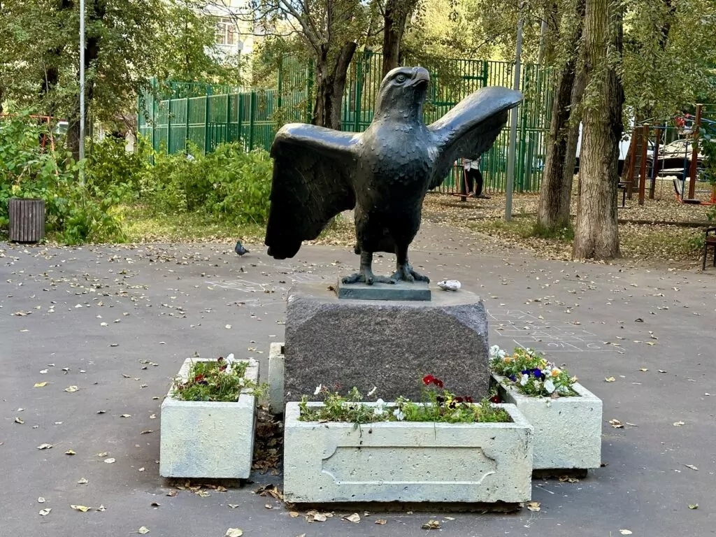 Семеновская — Партизанская: кролик с часами у владимирских Золотых ворот Семеновская — Партизанская: кролик с часами у владимирских Золотых ворот фото