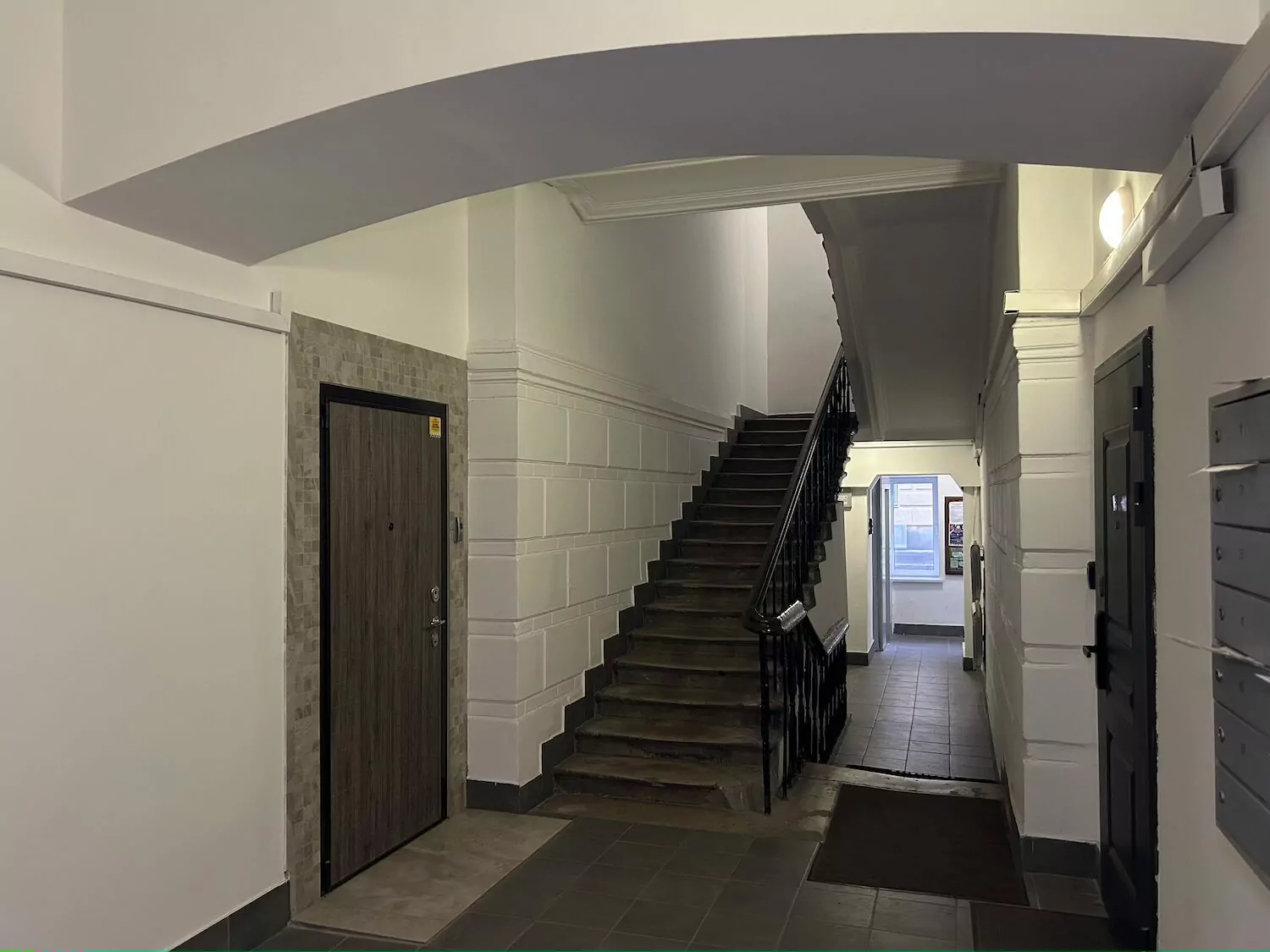 Специалисты завершили ремонт подъездов в домах района Замоскворечье, фото