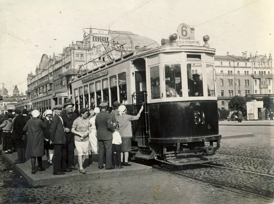 Агитация на вагонах, давка внутри салона и непростое время Великой Отечественной: история московского трамвая в первые советские десятилетия  фото