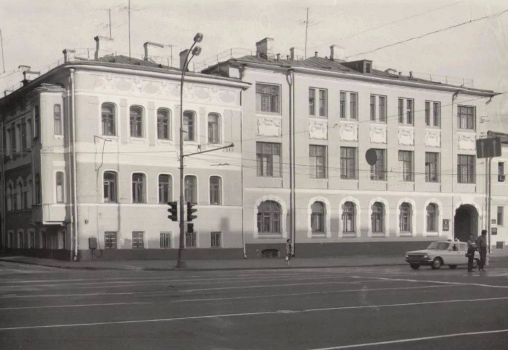 Баррикадная — Тверская: Шолом-Алейхем, Блок и Толстой  фото