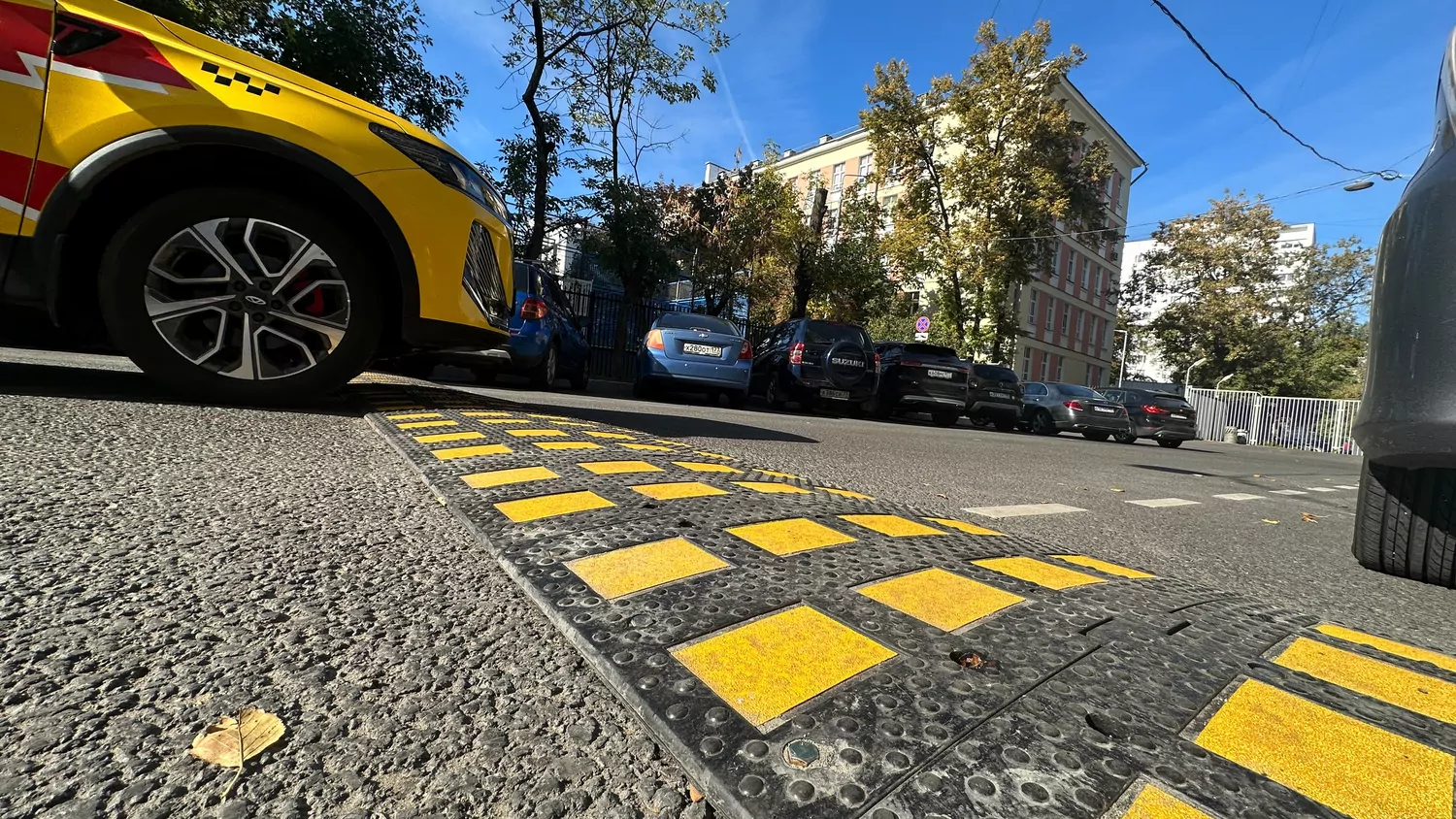 Ограничители скорости появились у школы в Глинистом переулке, фото