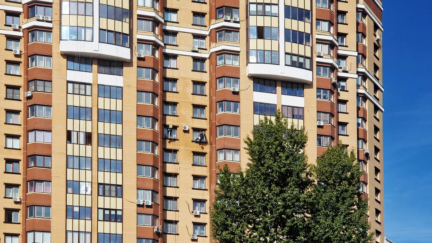 Обновление фасада жилого дома на Нижегородской улице подходит к концу, фото