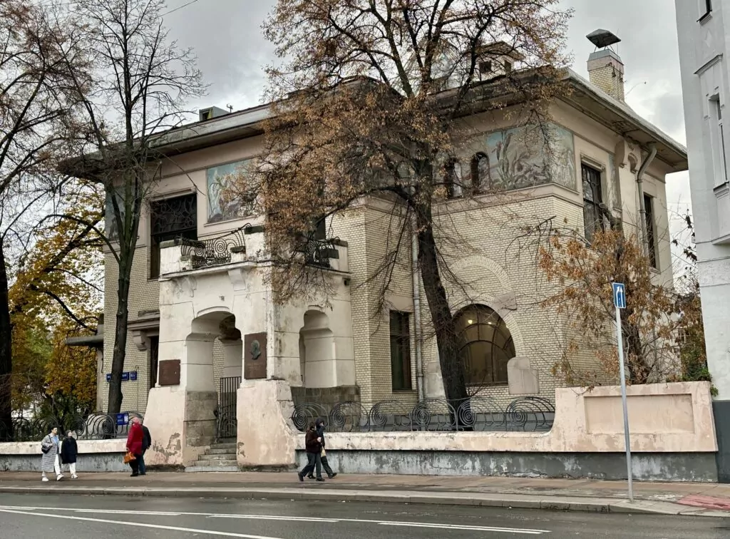 Баррикадная — Тверская: Шолом-Алейхем, Блок и Толстой  фото