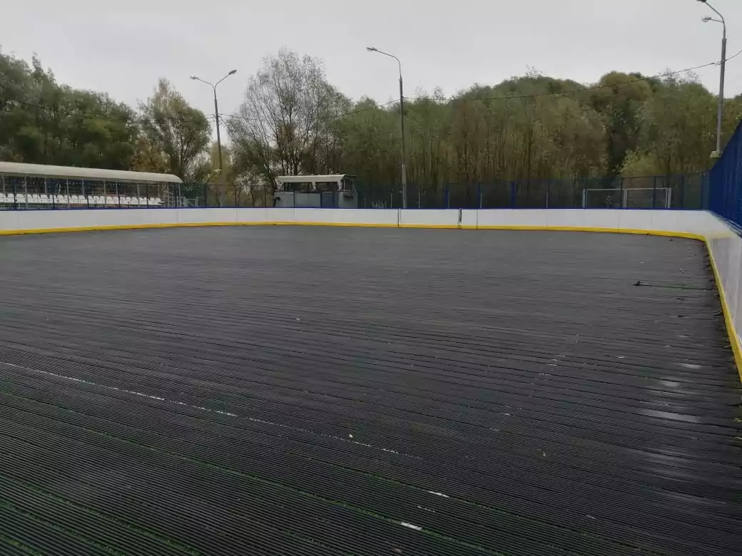 Каток на Твардовского в Строгино начали готовить к зимнему периоду, фото