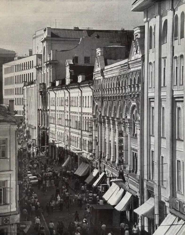 Роскошная «Чародейка», ряды сушуаров и автоматы с духами: как работали московские парикмахерские в советское время? Роскошная «Чародейка», ряды сушуаров и автоматы с духами: как работали московские парикмахерские в советское время?  фото