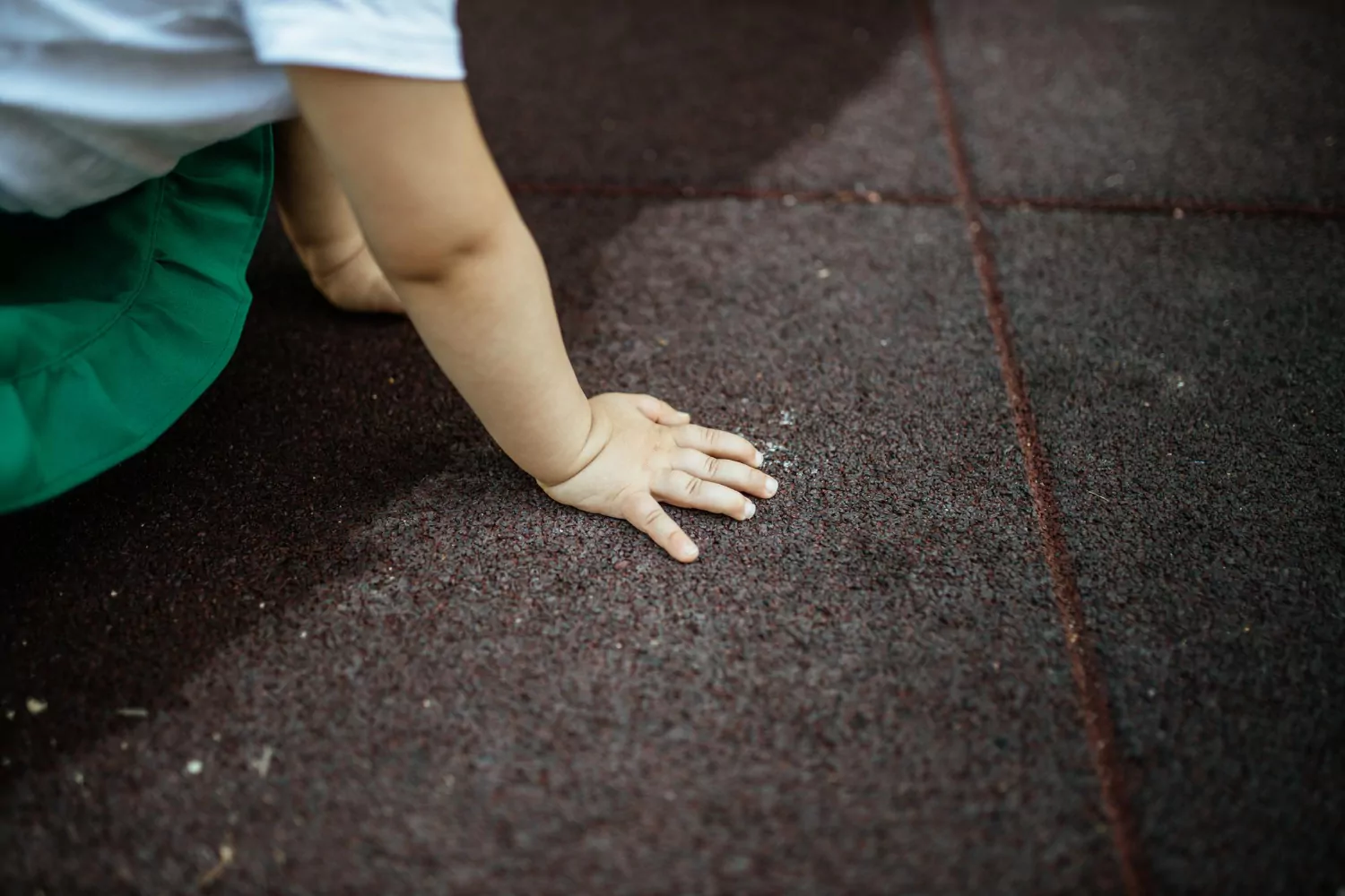 Ребенок лишился части руки после поднятия десятирублевой купюры, фото